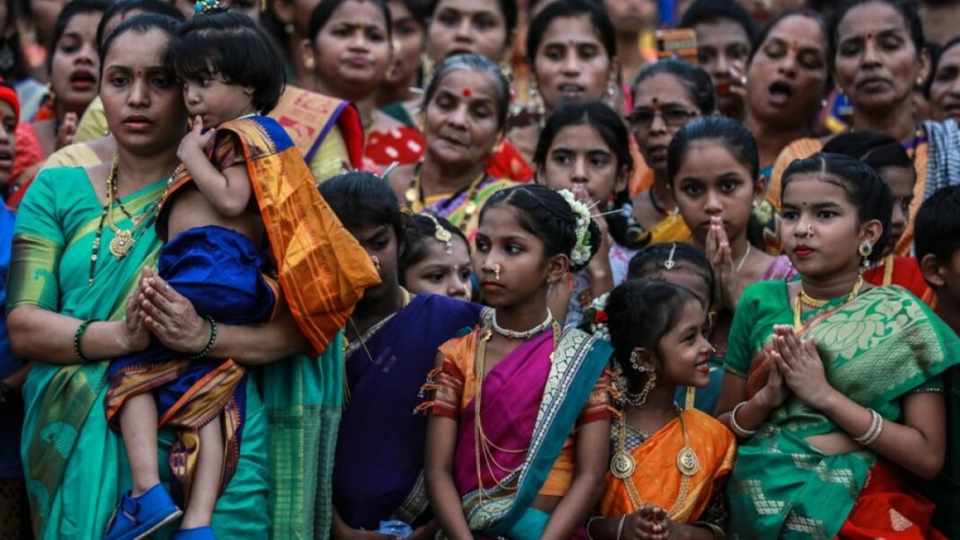 Aglomeración de multitudes en el templo de Tirupati en India mata a seis mientras miles buscan entrar
