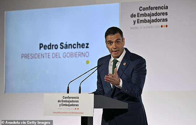 El primer ministro Pedro Sánchez ha prometido prohibir a los británicos no residentes comprar casas en España mientras intenta desesperadamente abordar la crisis inmobiliaria del país.