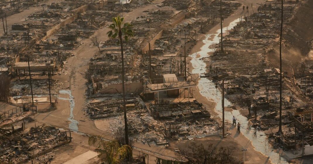 Al menos 10.000 estructuras arrasadas por los incendios en Los Ángeles y cientos de miles evacuados
