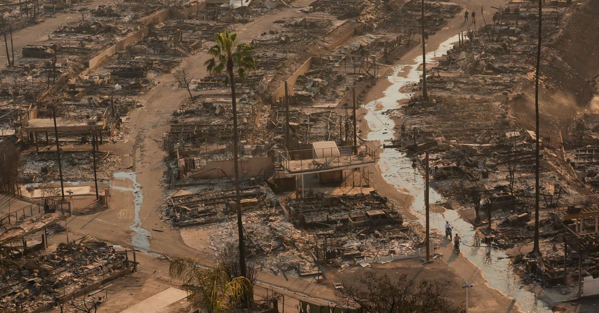 Al menos 10.000 estructuras arrasadas por los incendios en Los Ángeles y cientos de miles evacuados
