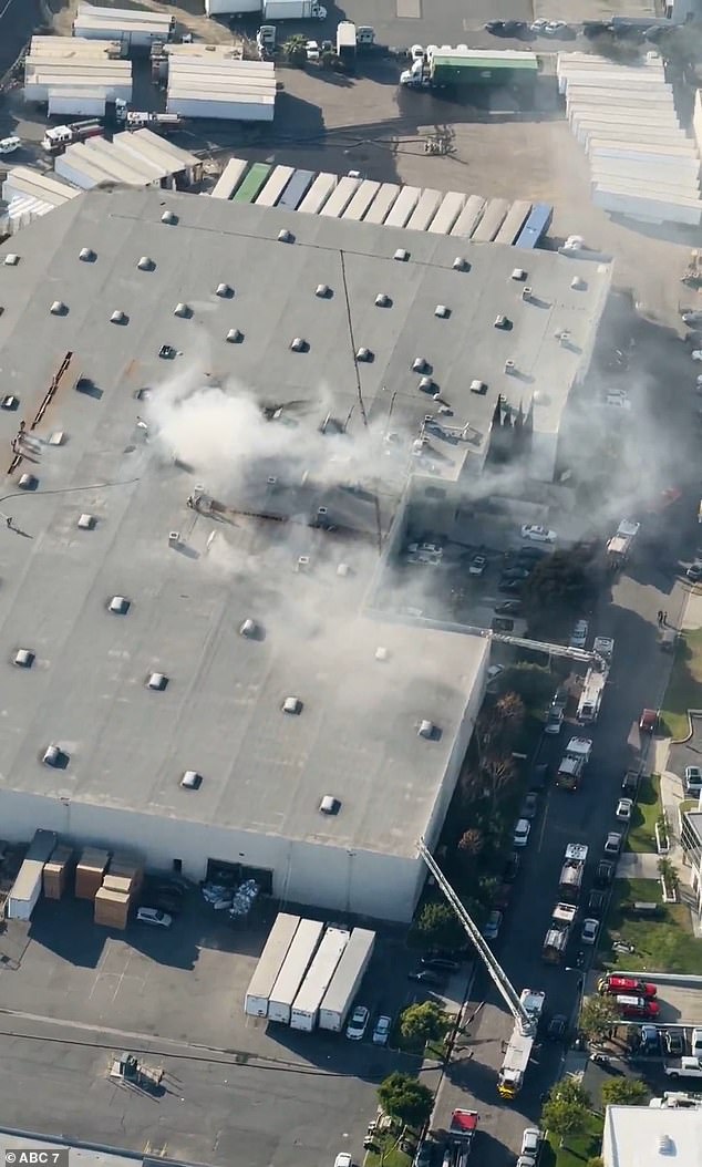 Dos personas murieron el jueves cuando una avioneta chocó contra el tejado de un edificio comercial en el sur de California, cerca del aeropuerto municipal de Fullerton.