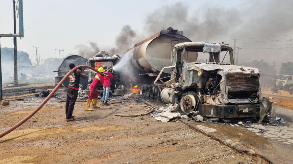 Al menos 70 muertos en el centro de Nigeria tras la explosión de un camión cisterna de combustible
