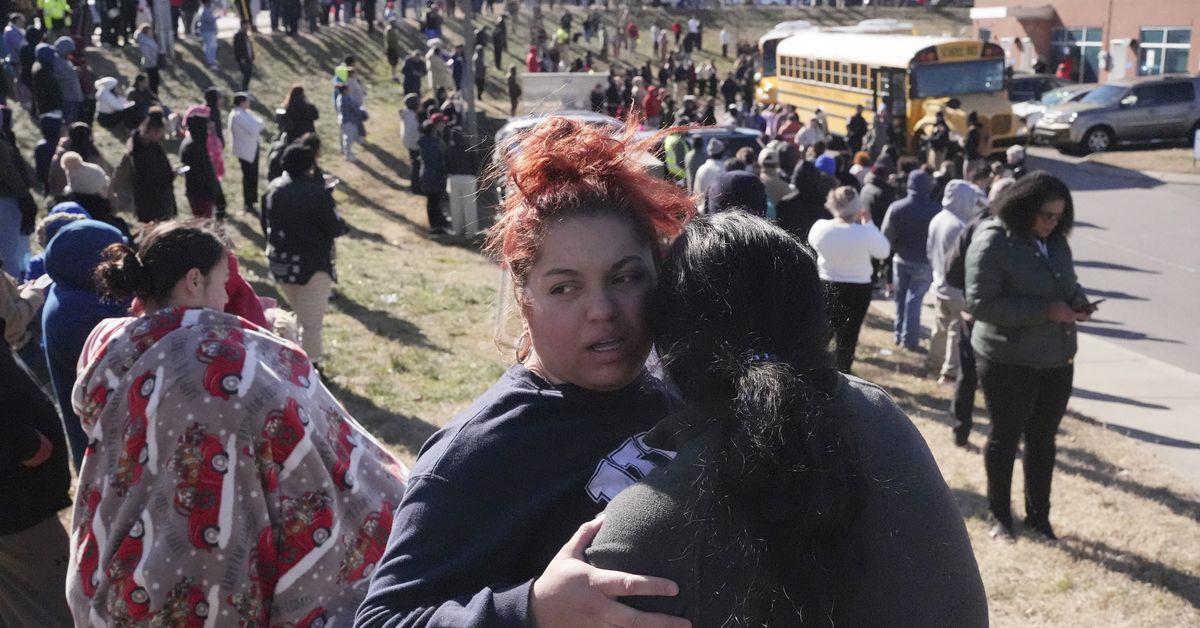 Al menos dos muertos en tiroteo en escuela de Nashville
