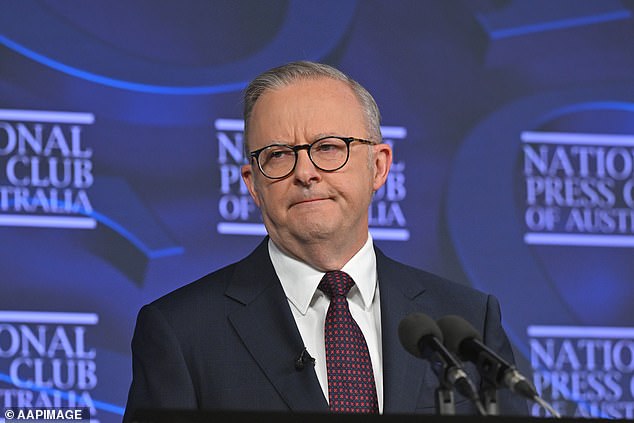 Mark Riley, editor político de Seven, le preguntó al primer ministro Anthony Albanese (en la foto) durante su aparición en el National Press Club of Australia del viernes abordó lo que hizo con las repetidas afirmaciones del Sr. Dutton de que es un 