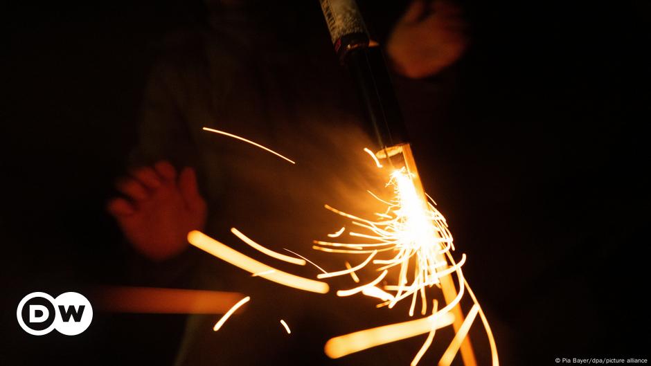 Alemania: 4 muertos, incendio en un almacén entre fuegos artificiales de Año Nuevo
