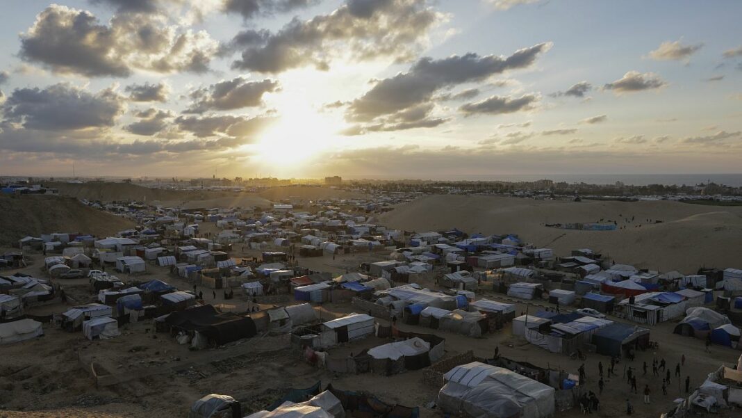 Alto el fuego retrasado, dice Israel, en disputa por rehenes retenidos por Hamás
