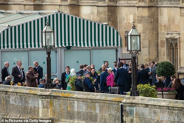 Strangers Bar en el Palacio de Westminster es el bar mejor situado y el más famoso del país, pero nuevas afirmaciones incendiarias de que un parlamentario intentó utilizar una droga para violaciones en sus instalaciones podrían finalmente dar a las autoridades una excusa para cerrar el histórico abrevadero. agujero para siempre