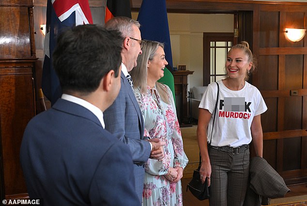 2021 Australian of the Year Grace Tame llevaba una camiseta incendiaria para el evento de té de la mañana de este año con Anthony Albanese y Jodie Haydon