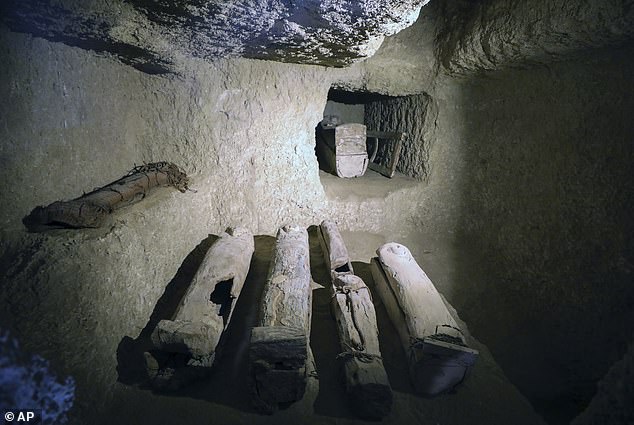 Cámara funeraria que contiene múltiples ataúdes adyacentes que muestran algunos de los 11 entierros descubiertos dentro de las tumbas excavadas en la roca.