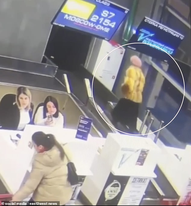 Artículo inesperado en el área de equipaje: momento en que una mujer confunde la cinta transportadora de equipaje con la pasarela de pasajeros, cae de espaldas y es arrastrada hacia un agujero detrás del check-in del aeropuerto.
