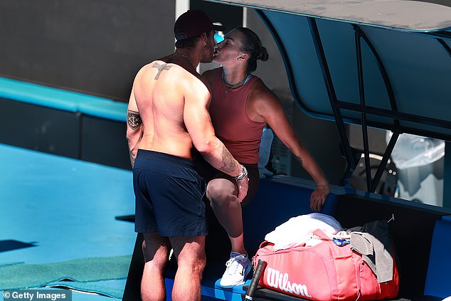 Amor a todos: Aryna Sabalenka y su novio Georgios Frangulis parecían enamorados mientras practicaba en Melbourne el martes.