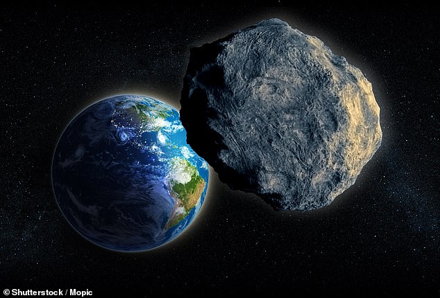 La NASA está rastreando un asteroide del tamaño de un autobús que disparará más allá de la Tierra yendo 35,000 millas por hora el martes. Eso es más de 10 veces más rápido que una bala de velocidad