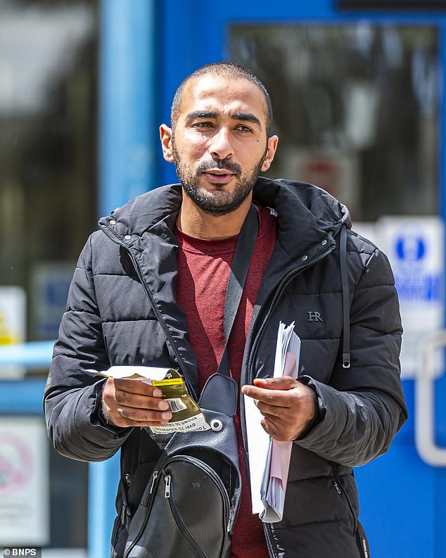 Mustafa Al Mbaidin jordano empujó y escupió a Dorset PC Ian Leslie solo dos semanas después de que apareció en la corte por atacar a otro oficial. Foto: Mustafa Al Mbaidin Dejando el Tribunal de Magistrados de Poole en julio del año pasado