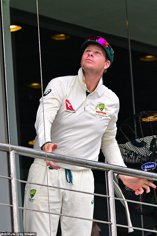 El capitán australiano Stand-in Steve Smith mira a los cielos mientras la lluvia llena Galle