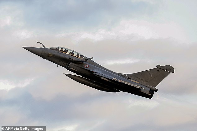 La imagen de archivo muestra un avión de combate F4 estándar Rafale B de la fuerza aérea francesa volando como parte de la misión de Vigilancia Aérea Mejorada (eAP) de la OTAN en los Estados Bálticos, el 17 de diciembre de 2024.