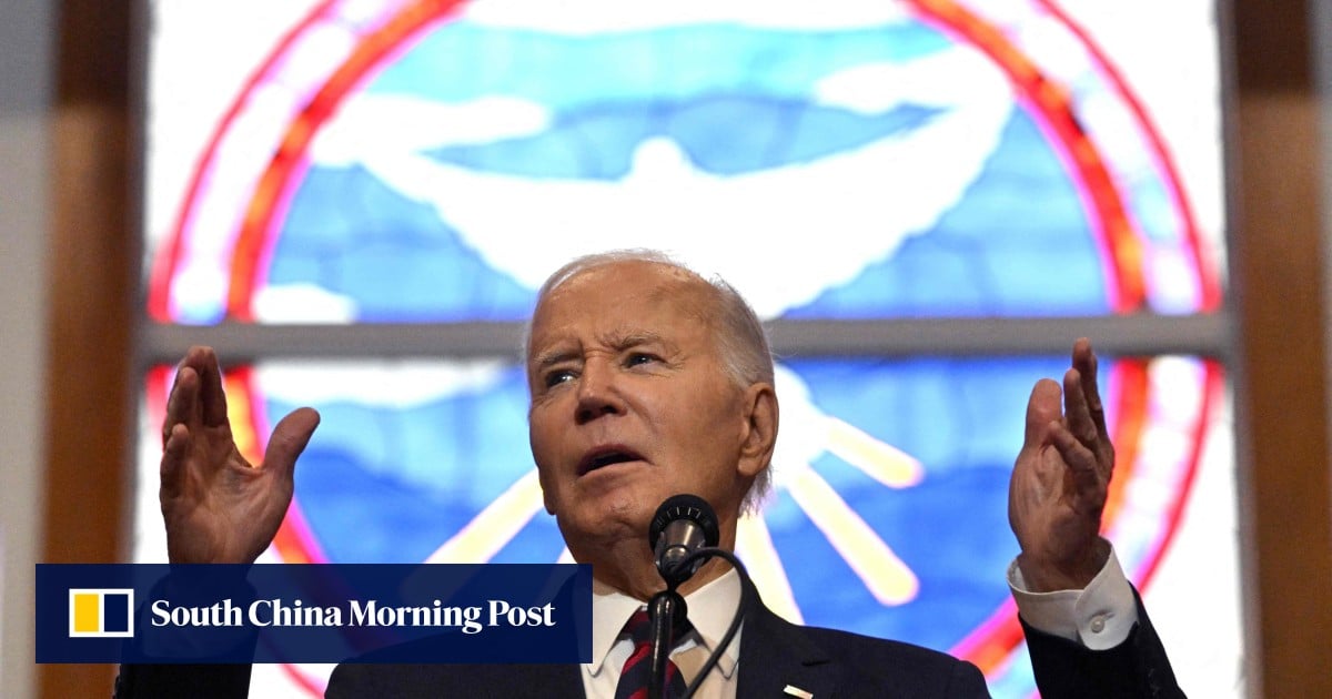 Biden insta a los estadounidenses a "mantener la fe" al visitar Carolina del Sur el último día como presidente
