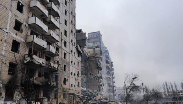 Bomba planeadora rusa destruye un edificio residencial en Stepnohirsk
