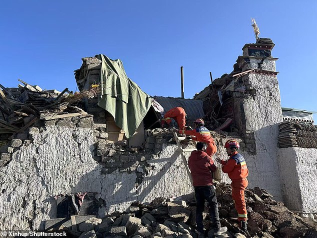 Los rescatistas trabajan en una zona afectada por el terremoto en el municipio de Changsuo de Dingri en Xigaze, suroeste de China.