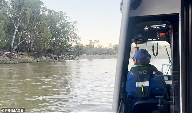 Los servicios de emergencia (en la foto) recorrieron las aguas a lo largo de la frontera entre Nueva Gales del Sur y Victoria durante horas, pero no encontraron rastros del hombre.