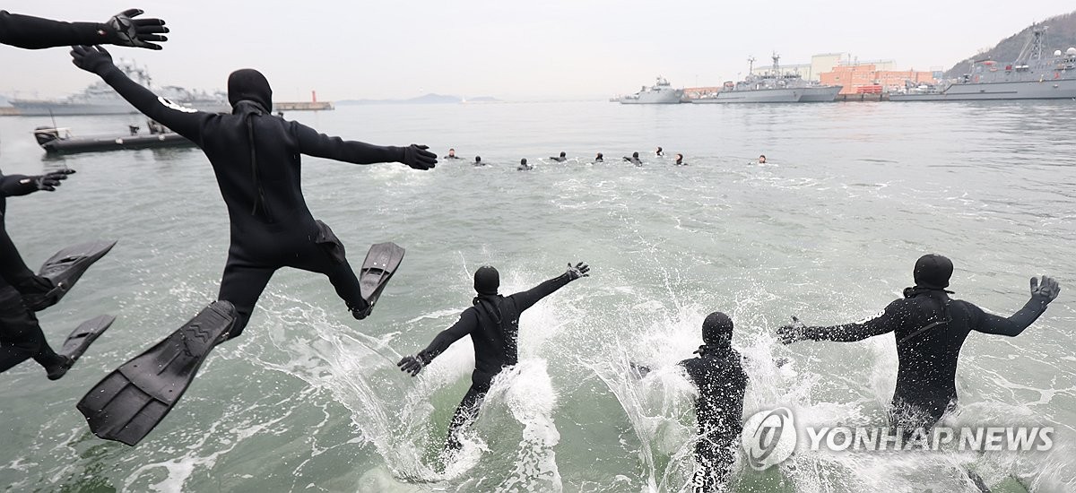 Navy deep-sea divers stage winter drills