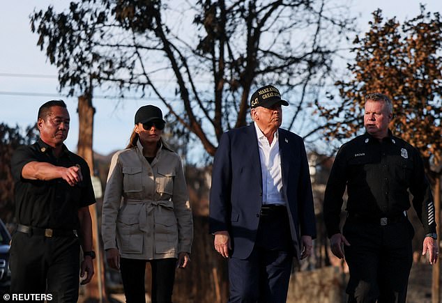 El presidente Donald Trump (medio derecho) y la primera dama Melania Trump (centro izquierda) recorrieron parte de la devasación del incendio del Pacífico Palisades el viernes. Durante la noche del lunes, Trump afirmó audazmente que había 