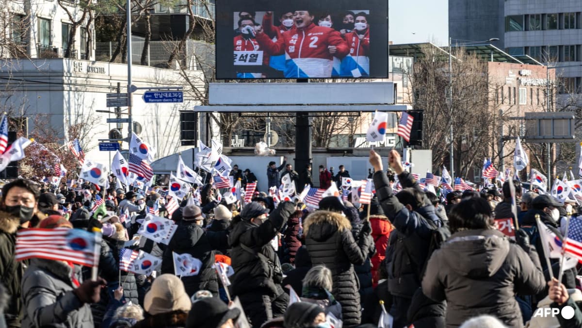 Campamentos rivales de Corea del Sur se enfrentan mientras el presidente resiste
