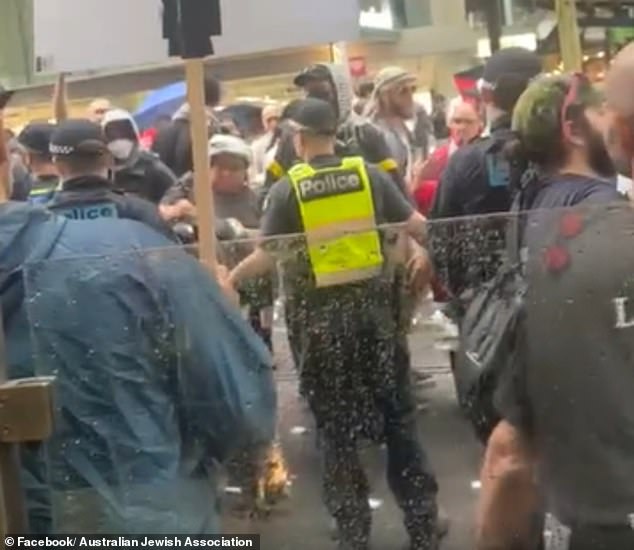 Manifestantes pro palestinos se enfrentaron con manifestantes antisemitismo en Melbourne el domingo.