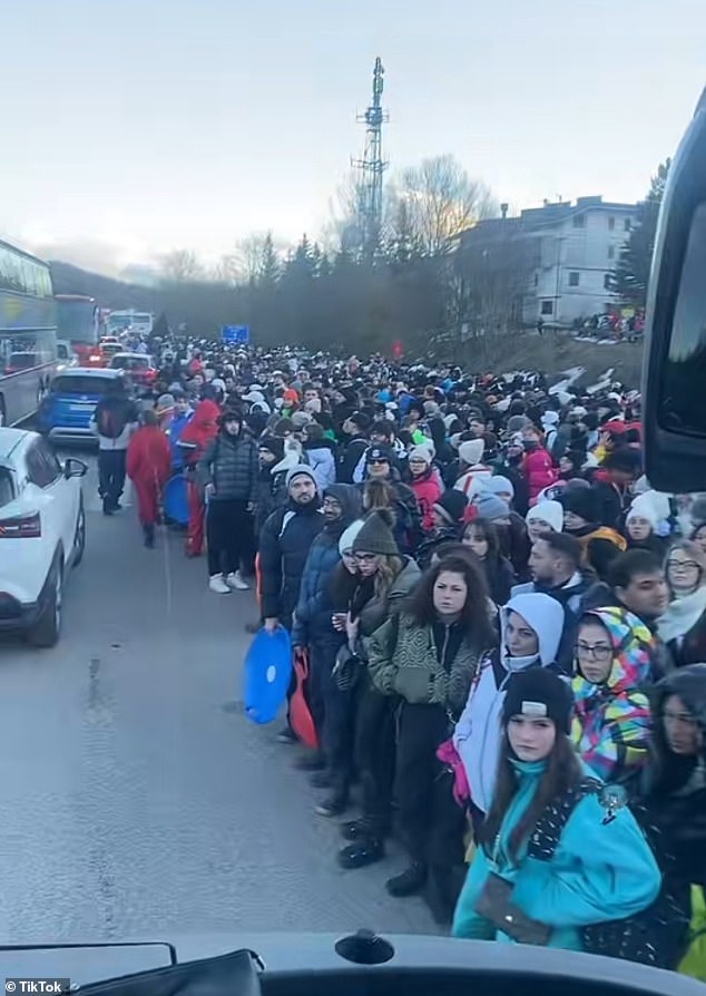 Se vieron enormes multitudes en las carreteras que conducen al complejo, causando estampados de tráfico severos