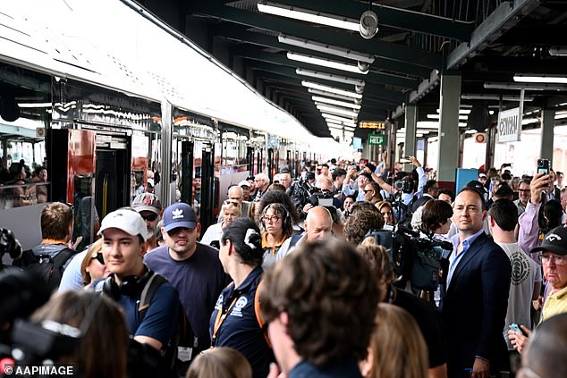 Un mal funcionamiento de la señalización en las líneas de tren del oeste de Sydney ha provocado retrasos masivos durante la hora pico.