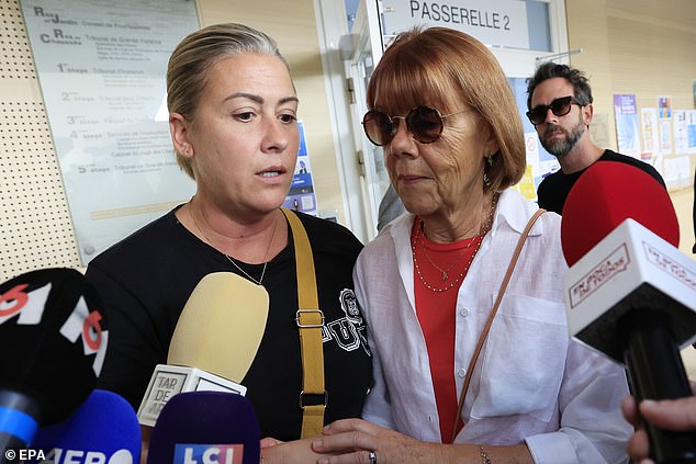 Gisele Pelicot (centro) y su hija Caroline Darian (izq.) hablan con los medios de comunicación tras abandonar el tribunal penal de Aviñón.