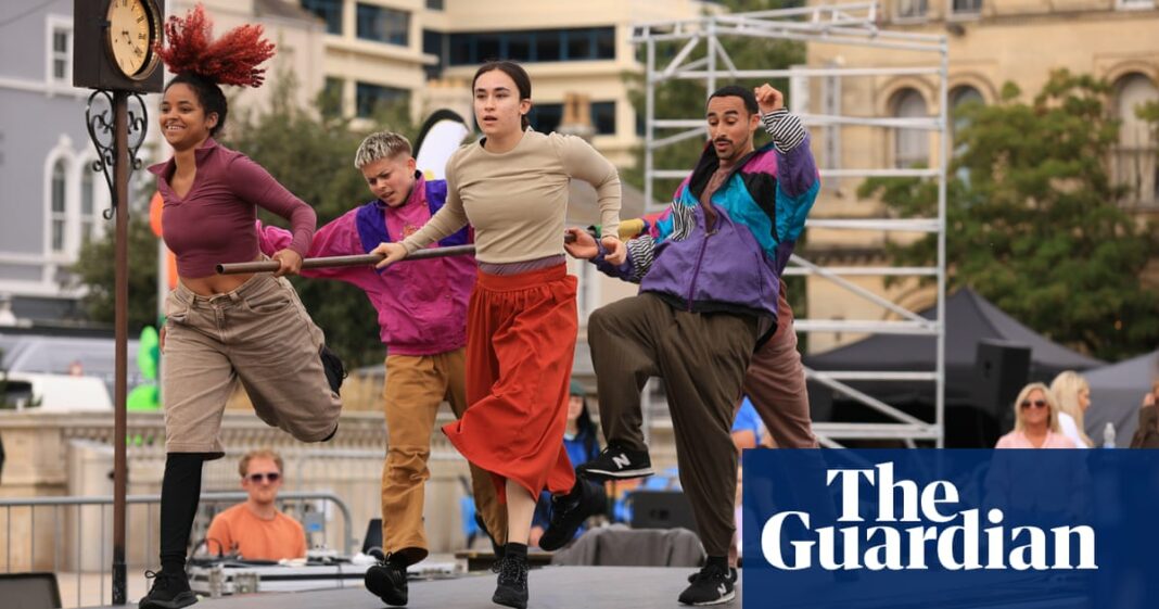 'Catástrofe nacional': la crisis de financiación de las escuelas de teatro en Inglaterra genera preocupación
