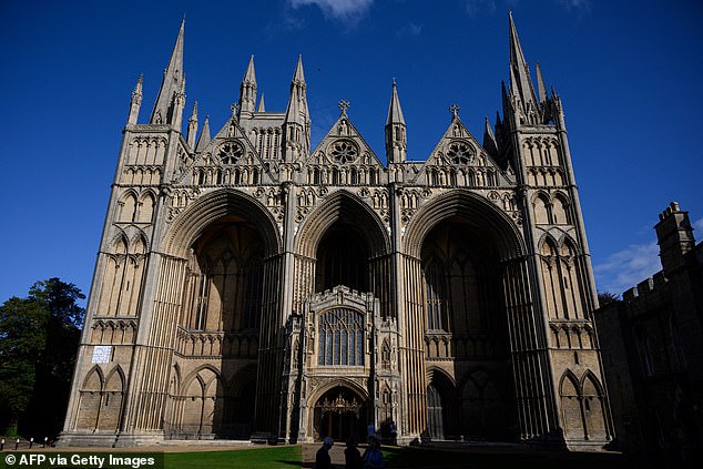 Los líderes religiosos han advertido que la catedral de Peterborough no sobrevivirá sin el impulso de efectivo en medio de una disminución de las donaciones y un aumento de los costos del seguro nacional.