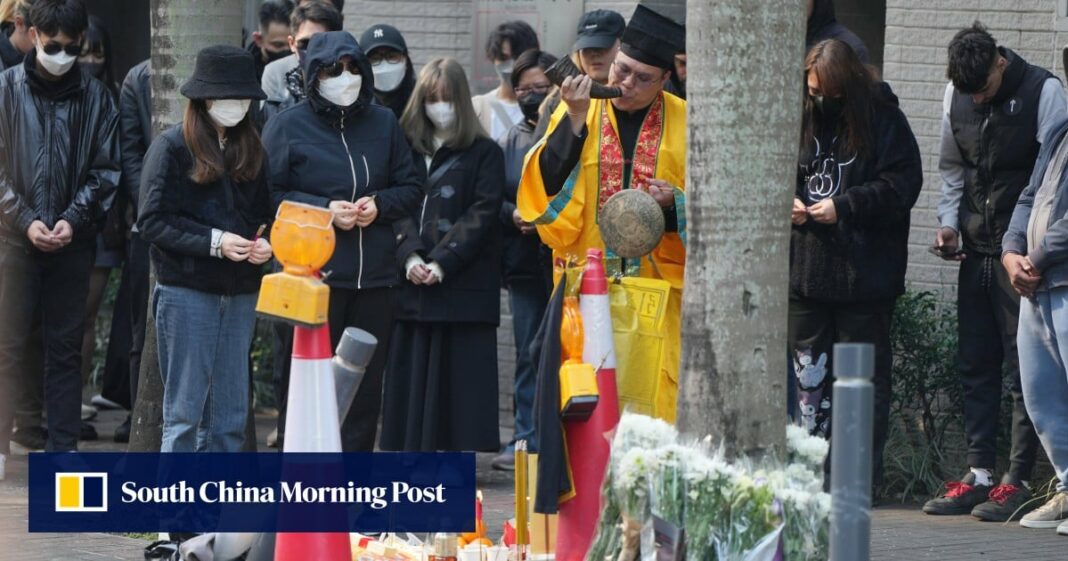 Celebran homenaje al motociclista de Hong Kong muerto en un polémico accidente
