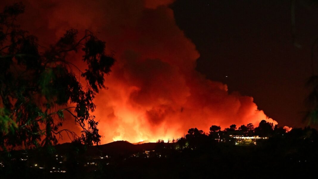 Celebridades de Hollywood que huyen de los incendios de Los Ángeles luchan por conseguir habitaciones mientras las suites se agotan
