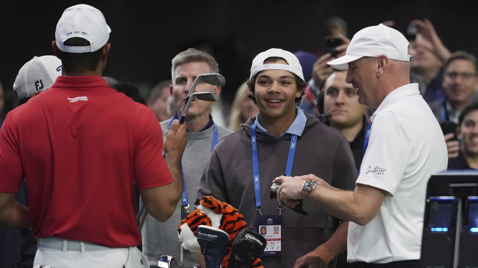 Charlie, el hijo de Tiger Woods, se ríe mientras ve a su padre sufrir una gran derrota en su debut en TGL.
