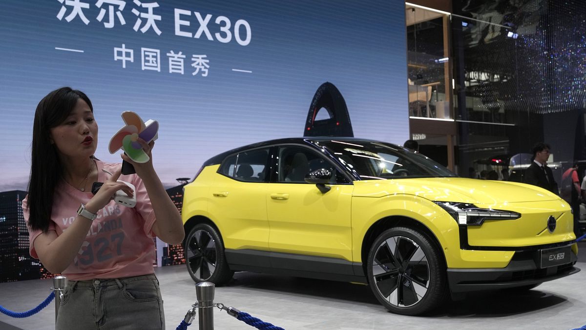 China ve un auge en las ventas de vehículos eléctricos mientras los autos llenos de gasolina se estancan
