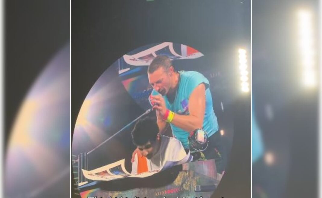 Chris Martin es el favorito de Internet mientras canta con un joven fan en el escenario de un concierto de Mumbai. Mirar
