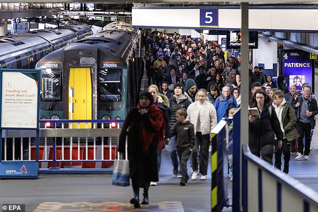 Los pasajeros se bajan de un tren mientras viajan por la estación de Euston durante una huelga por parte de los gerentes del servicio de trenes de la costa oeste de Avanti.