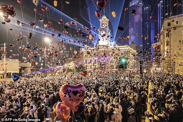 La gente asiste a una celebración del Año Nuevo en Wuhan, en la provincia central china de Hubei, el 1 de enero de 2025.