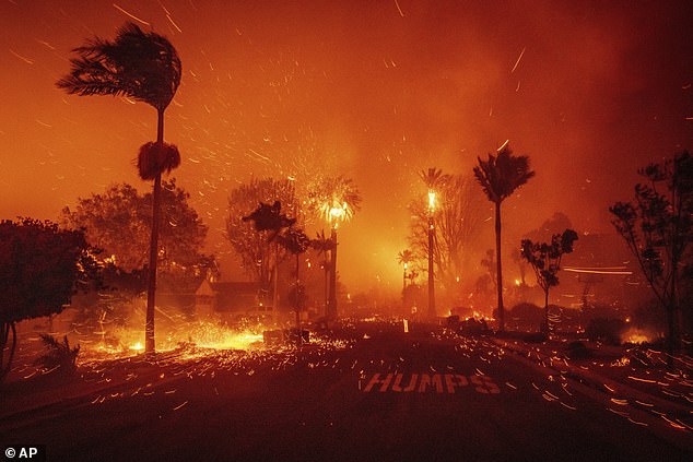 El incendio de Palisades, actualmente el mayor de los 35 incendios activos, ha consumido casi 3.000 acres y no está contenido en un cero por ciento.