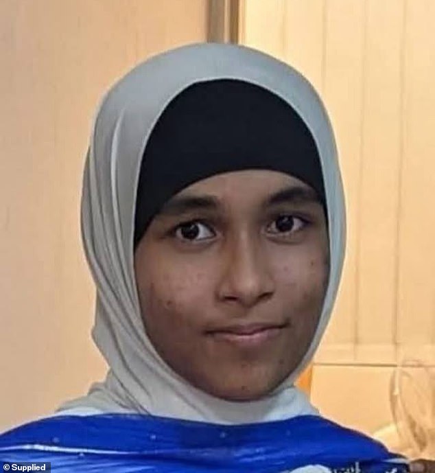 Samia Syeda, de 18 años (en la foto), fue encontrada muerta en la estación de tren de Merrylands el mes pasado. La policía trata su muerte como un suicidio.