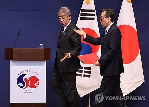 S. Korea, Japan, China in talks to hold foreign ministers&apos; meeting in March: report