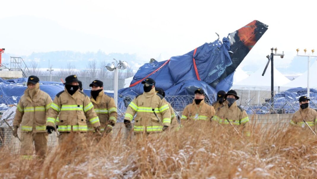 Corea del Sur dice que las cajas negras del avión Jeju Air dejaron de grabar antes del accidente
