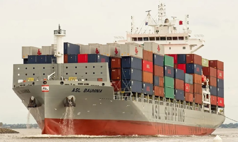 Crew rescatado de Blaze en Boxship en el Mar Rojo
