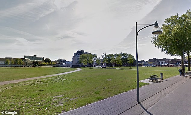 La mujer estaba sentada sola en un banco del parque antes de ser rodeada por el grupo y arrastrada a un campo de hierba. En la foto: Burgemeester Geukerspark en Helmond