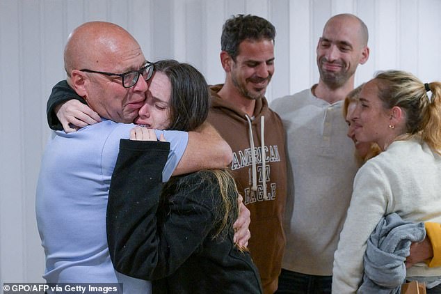 Los familiares dan la bienvenida a la rehén israelí liberada Doron Steinbracher después de su liberación del cautiverio de Hamas el domingo.