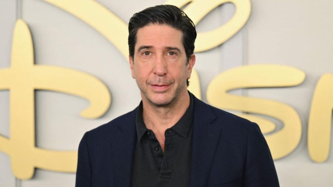 David Schwimmer genera rumores de romance después de que la estrella de Friends fuera vista saliendo de un elegante restaurante con un estudiante de medicina
