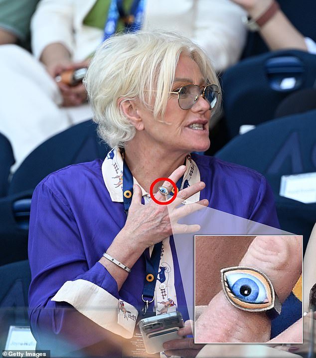 Deborah Lee-Furness llamó la atención en el Abierto de Australia el martes cuando la acompañaron en la cancha junto a su hija Ava. La actriz de 69 años parecía estar enviando un mensaje a su ex Hugh Jackman mientras lucía un anillo de 