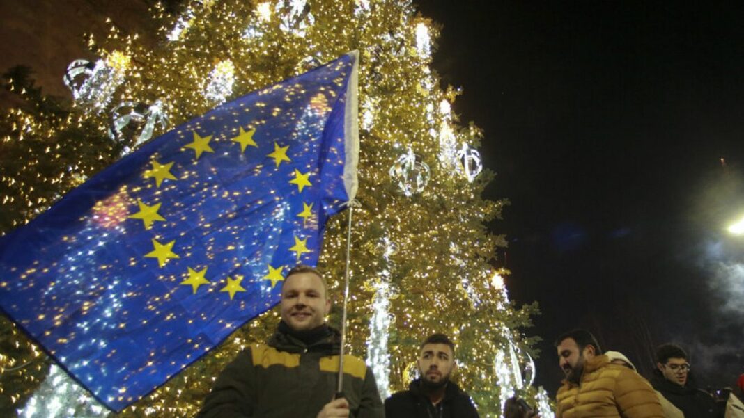 Decenas de miles de personas protestan en Tbilisi por 34º día consecutivo
