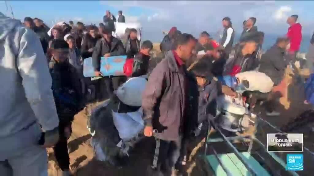 Decenas de miles de personas regresan al devastado norte de Gaza mientras Israel levanta su cierre bajo tregua
